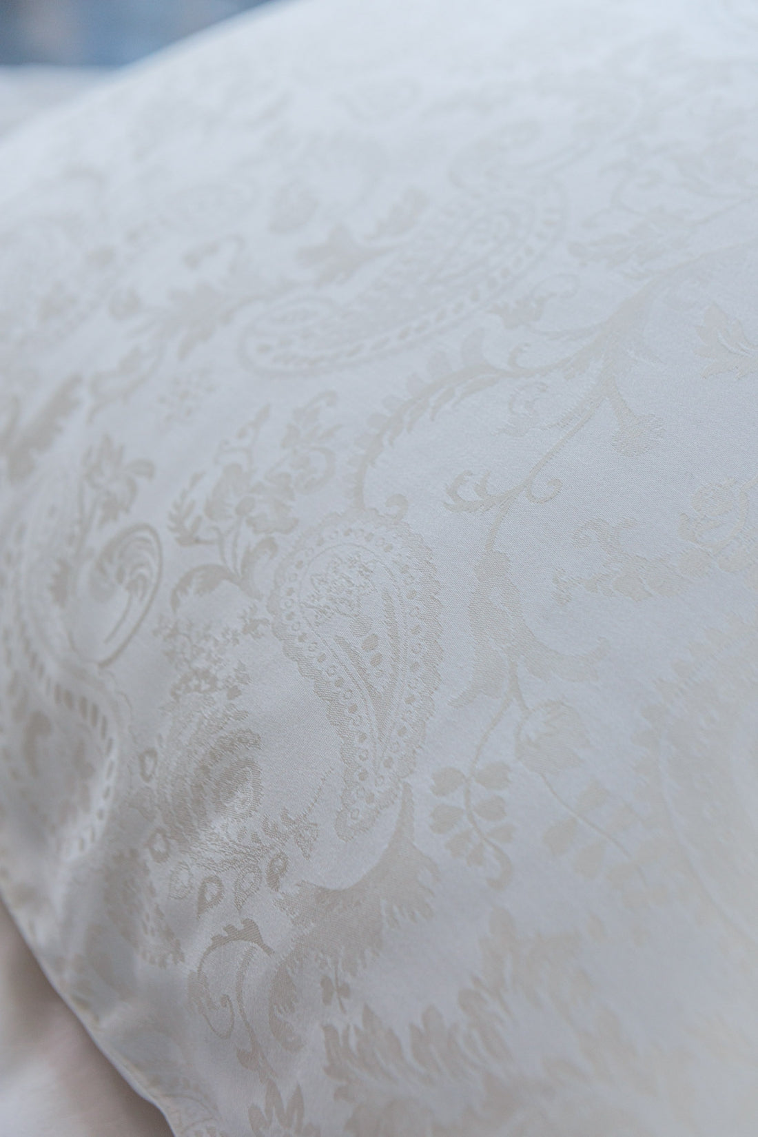 detail shot van een dekbedovertrek met een paisley print